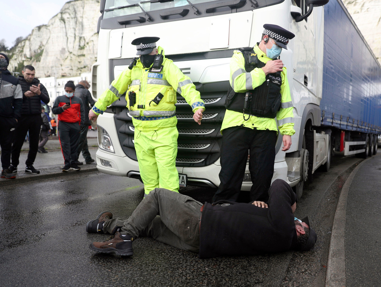 Dat ze 40 kilometer verderop een coronatest moesten halen, was voor sommige bestuurders de druppel. Er werd getrokken en geduwd. Beeld AP