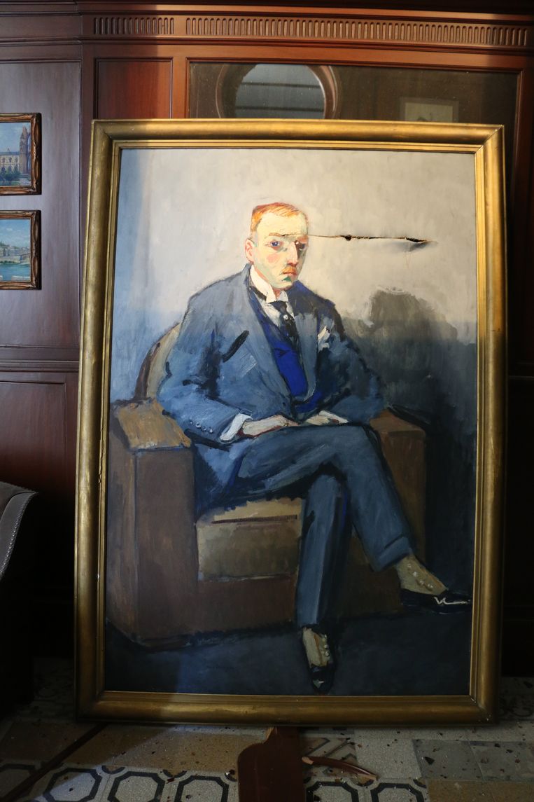 Het beschadigde portret van Nicolas Sursock dat Kees van Dongen eind jaren twintig schilderde. Beeld Rowina BouHarb
