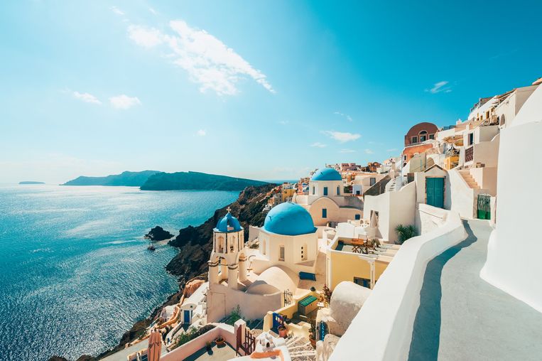 Het Griekse eiland Santorini kleurt momenteel oranje op de Europese coronakaart. Beeld Getty Images