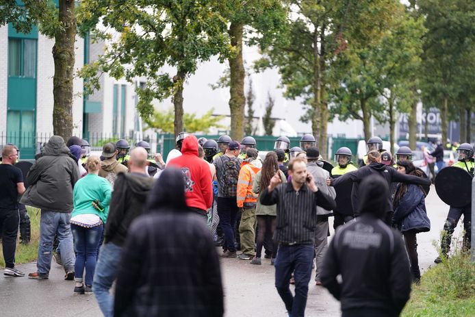 De Mobiele Eenheid houdt feestgangers tegen in de Nederlandse grensgemeente Weert. De politie heeft zaterdagavond en zondag op diverse plekken in het land illegale feesten beëindigd.
