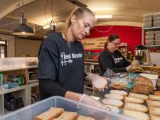 Sandra en Chantal van ‘Heel Bijzonder’ smeren elke dag 250 broodjes voor basisschool Willem Wilmink