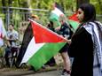 Une jeune fille tient un drapeau palestinien lors d'une manifestation contre la participation d'Israël au Concours Eurovision de la chanson 2024, devant le bâtiment du radiodiffuseur néerlandais AVROTROS à Hilversum, le 2 mai 2024.