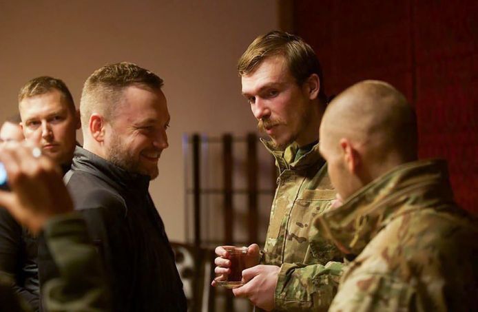 De Oekraïense minister van Binnenlandse zaken Denys Monastyrsky (tweede van links) spreekt met Azov-commandant Denys Prokopenko, die werd vrijgelaten bij de gevangenisruil in Tsjernihiv.