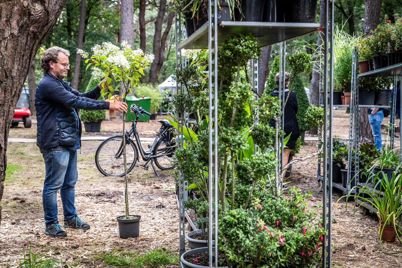 Uitverkoop bij Bloem en Tuin in Nuenen met een volle kruiwagen het