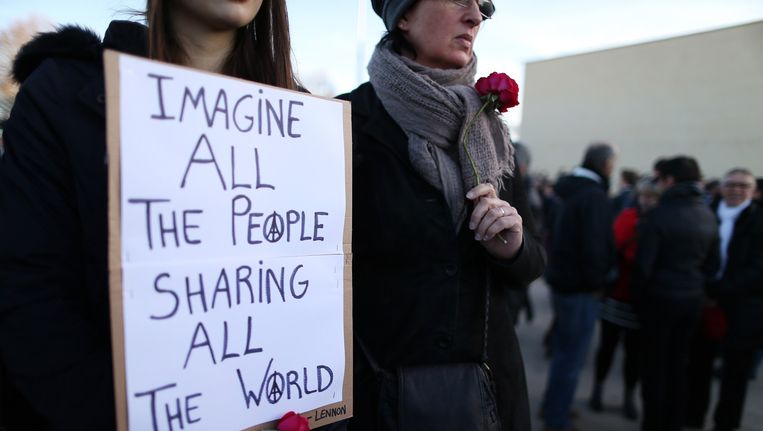 Tijdens een demonstratie kort na de aanslagen in Parijs werd de tekst van John Lennon aangegrepen om te protesteren tegen het terreurgeweld in de Franse hoofdstad. Beeld afp