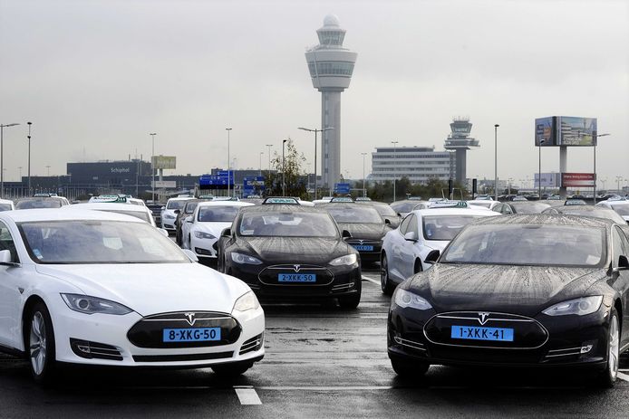 Elektrische Tesla-taxi's op Schiphol. Fluisterstil, brandschoon, maar ook zo'n 100.000 euro per stuk.