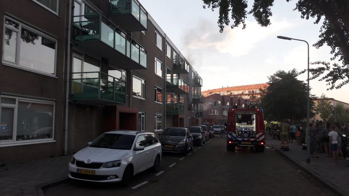 De brand in een flatgebouw trekt behoorlijk wat bekijks.