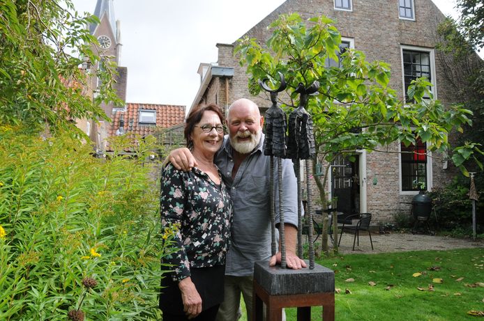 Marion en Hans Nijhof in de tuin achter het woonhuis in Zonnemaire waar Pieter Zeeman opgroeide.  De woning deed in de loop der jaren dienst als pastorie en raadshuis