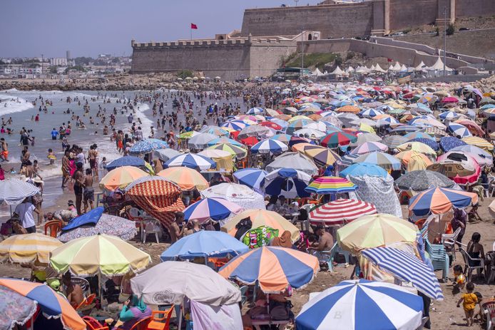 Vorige week zakte de temperatuur in Marokko tot 28 graden, en dat lokte veel mensen naar het strand van Rabat