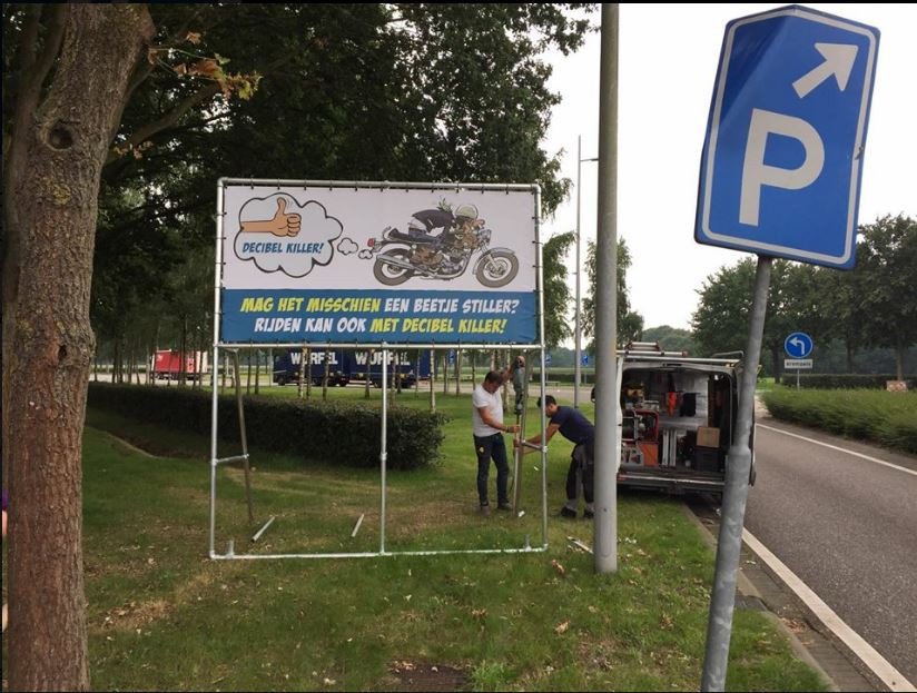 Met een bord op de parkeerplaats bij Shell Hoezaar wordt een bord geplaatst om motorrijders te vragen het lawaai dat zij veroorzaken te verminderen door een zogenoemde decibelkiller te gebruiken.
