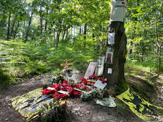 Op de herdenkingsplek zijn enkele kransen gelegd, net als een Vlaamse vlag, bloemen, een shirt met het opschrift ‘Team Jürgen’ en een resem persoonlijke boodschappen.