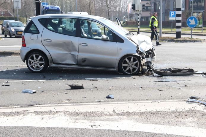 In Almelo zijn vrijdagmiddag drie personen met onbekend letsel naar het ziekenhuis gebracht.