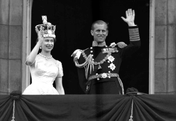 Koningin Elizabeth na haar kroning (met Prins Philip) naast zich.