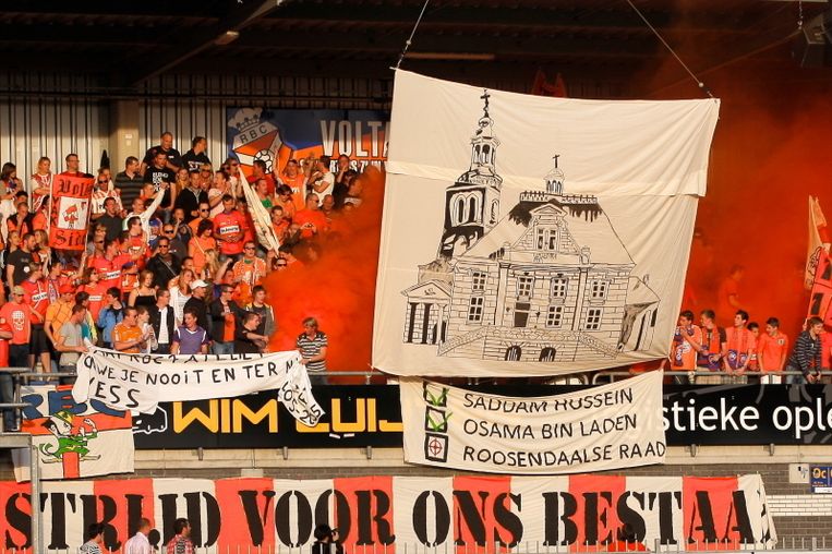 RBC-supporters tonen een spandoek tegen de Roosendaals raad. FOTO PRO SHOTS Beeld 