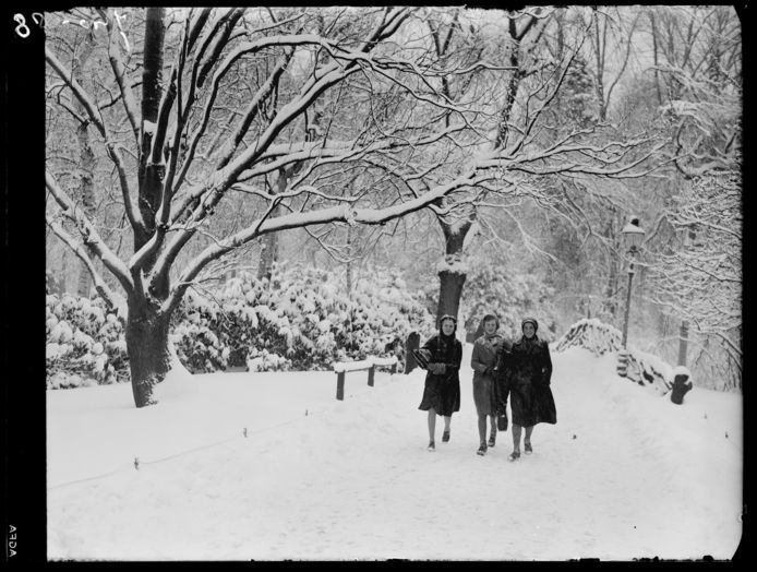 Koud? Vroeger was het koud. Drie dames wandelen door een winters Valkenberg tijdens de ijskoude winter van 1940.