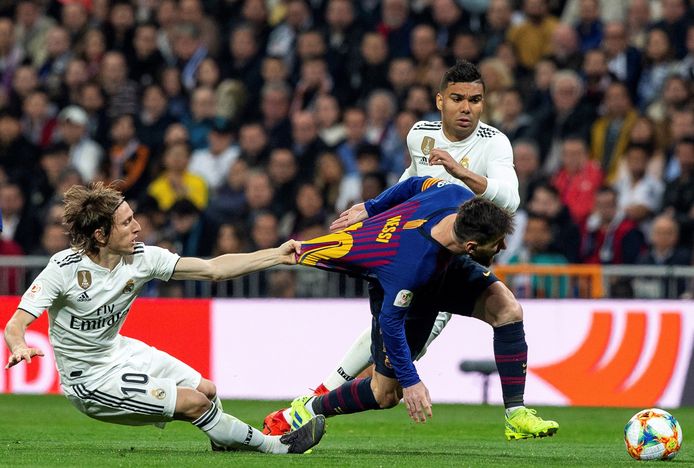 Uit de Clásico van woensdag: Modric trekt Messi fel aan het shirt. Soms de enige manier waarop ‘de Vlo’ af te stoppen is.