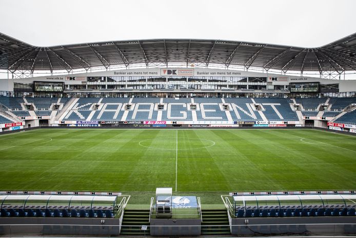 Kaa Gent Plaatst 2 000 Zonnepanelen Op Dak Van Ghelamco Arena Geplaatst Door Vluchtelingen Jaarlijkse Besparing Van 250 Ton Co2 Gent Pzc Nl