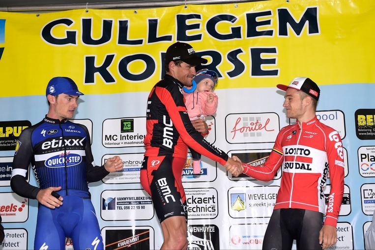 Van Avermaet feliciteert nummer drie Van der Sande Beeld Photo News