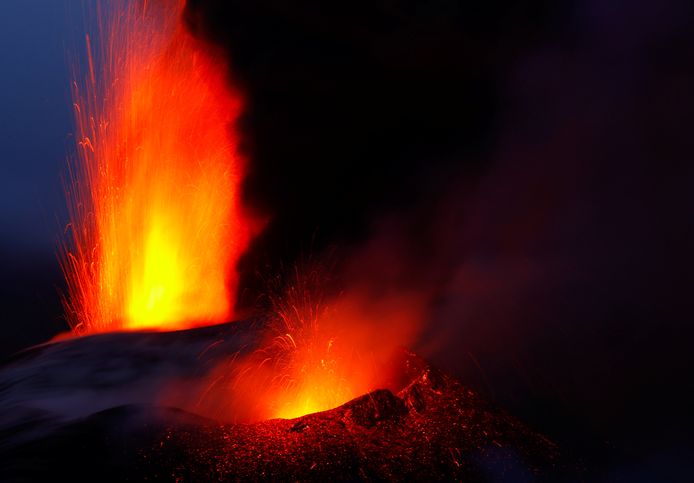 Uit de zuidoostelijke hoek van de actieve vulkaan stroomt lava over het eiland.