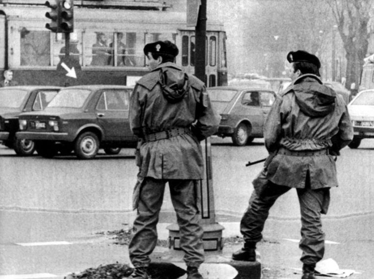 Terrorismebestrijders staan in 1979 te patrouilleren in Turijn, tijdens een terechtzitting van de Rode Brigade-leiders Renato Curcio enAlberto Franceschini. Beeld afp