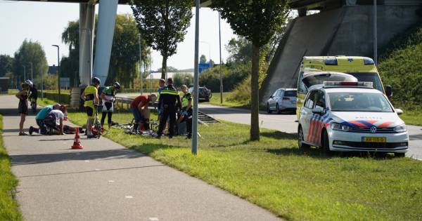 Wielrenners komen met elkaar in botsing en raken zwaargewond in Zevenaar.