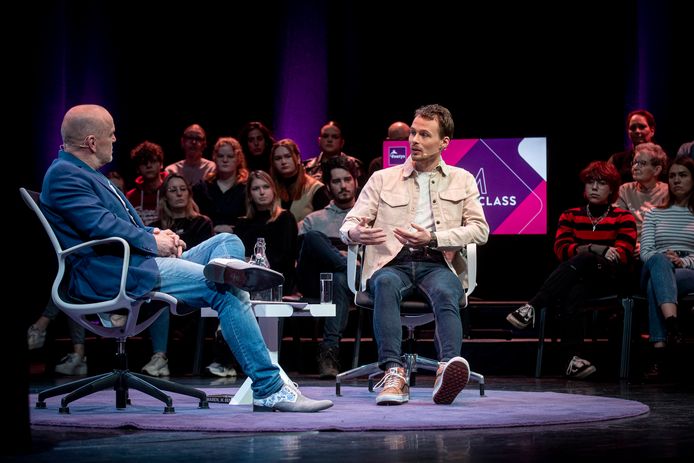 Israel van Dorsten (rechts) in gesprek met presentator Marcel van Herpen.