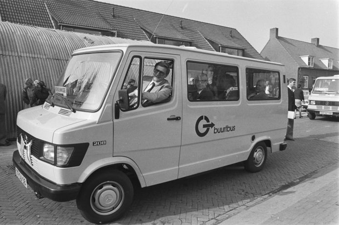 Minister Westerterp achter het stuur van de eerste buurtbus van Nederland in Berkenwoude.