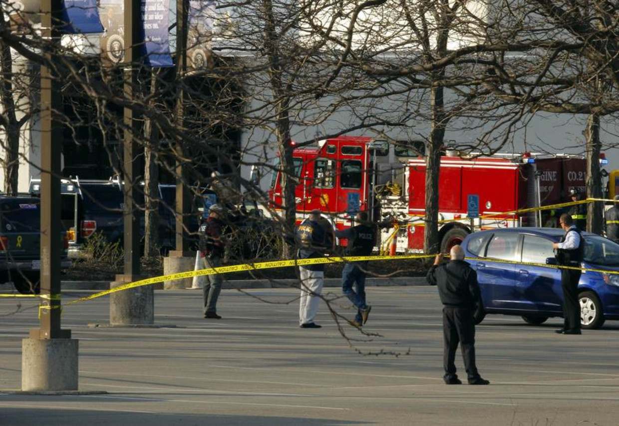 Politie en brandweer voor de JFK bibliotheek in het centrum van Boston. Beeld reuters