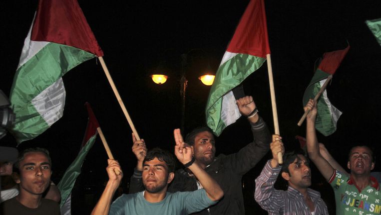 Palestijnen vieren het bereikte akkoord tussen Fatah en Hamas. Beeld ap