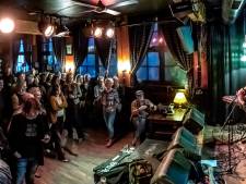 ‘Muzikale middelvinger’ zet plein op stelten voor café The Livingroom in Zwolle