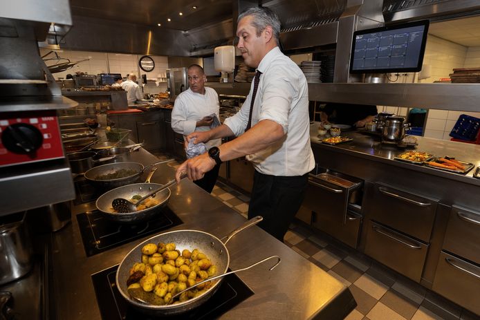 Omdat hij niet aan personeel kan komen, draait hotelbaas Rick Polman van Van der Valk Hotel Eindhoven de laatste tijd zelf mee in de keuken van het restaurant.