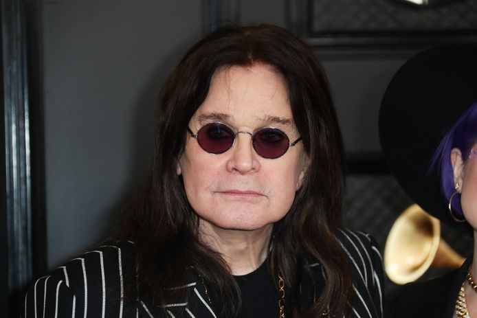 Ozzy Osbourne geeft update na zijn levensveranderende operatie: “Tegenwoordig kan ik mijn hoofd omhoog houden” | Celebrities | hln.be