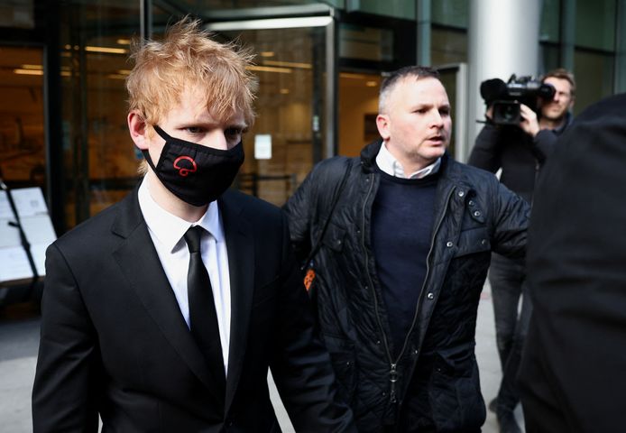 Ed Sheeran verlaat het Londense hooggerechtshof.