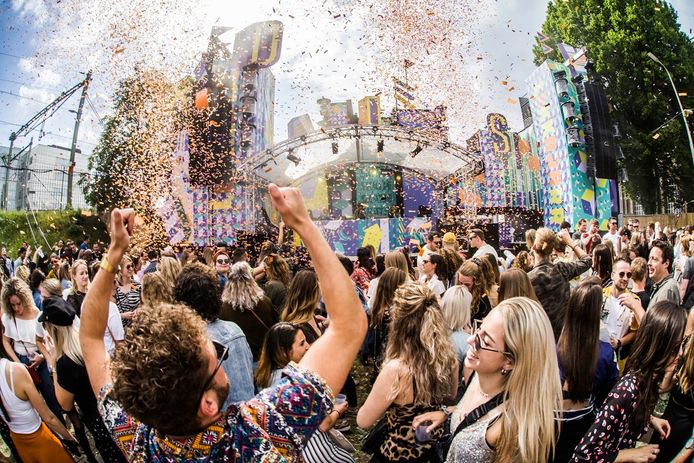 Het kan weer: in de rij staan voor een kaartje voor een festival. Foto: Daisy Festival
