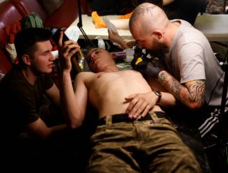 IN BEELD. Oekraïense jongeren in Kiev nemen deel aan tatoeage-marathon om geld voor leger in te zamelen