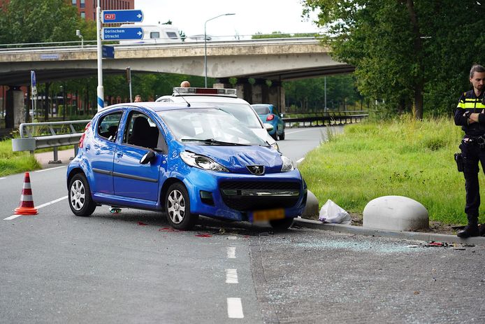 Een 20-jarige vrouw is vrijdagmiddag rond 14.20 uur met haar auto tegen een betonblok gebotst op het Wilhelminakanaal Noord in Oosterhout.