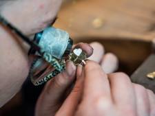 ‘Hart van geluk’ van deze Velpse juwelier spekt voedselbank: ‘Een schot in de roos’