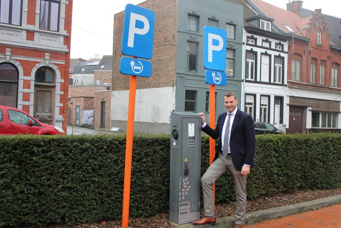 Burgemeester Ignace Michaux bij de laadpalen in de Politiekegevangenenstraat.
