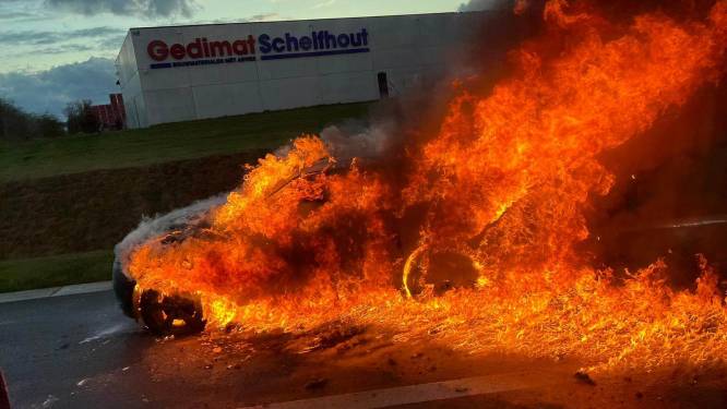 Land Rover gaat in vlammen op, vrouw en kind kunnen tijdig uit voertuig stappen 