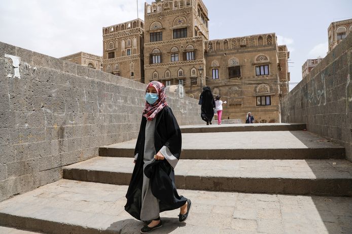 Een vrouw draagt een mondmasker in de Jemenitische hoofdstad Sanaa.