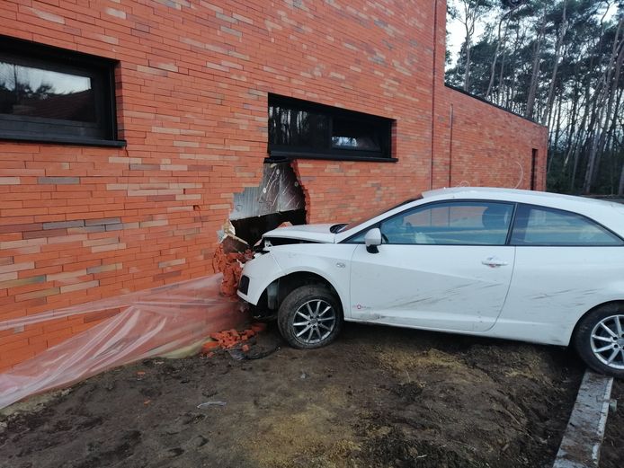 De wagen belandde echt in de woning.