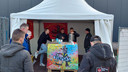 Carnavalsvereniging De Turftrapper hebben een heuse drive-in ingericht om brandhout uit te delen: luciferdoosjes.