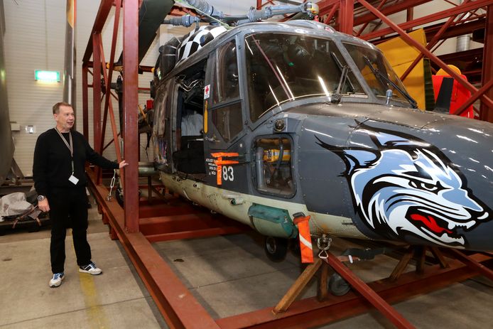 Mathieu Willemse bij een ingekratte helikopter. De oplossing van het NMM om ruimte te besparen in het depot, want zo kunnen twee voertuigen gestapeld worden. De brandweer stak daar een stokje voor. Vanwege de sprinklerinstallatie mag er toch niet gestapeld worden.