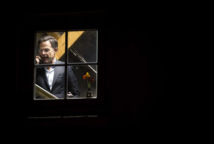 VVD leader Mark Rutte during the results evening of the Provincial Council elections.  He immediately called the other party leaders of the coalition.  They are meeting tonight for discussion.