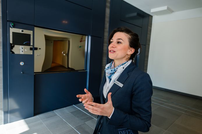 Lotte Windey vertelt enthousiast over de nieuwe elektrisch ovens in het vernieuwde crematorium Den en Rust.