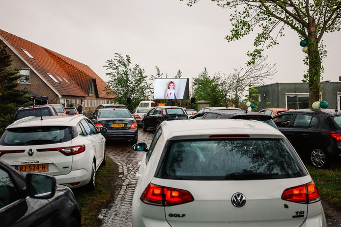 Bij een drive-in show bij het ouderlijk huis van Klaasje werden diverse video's voor en over het bruidspaar getoond.