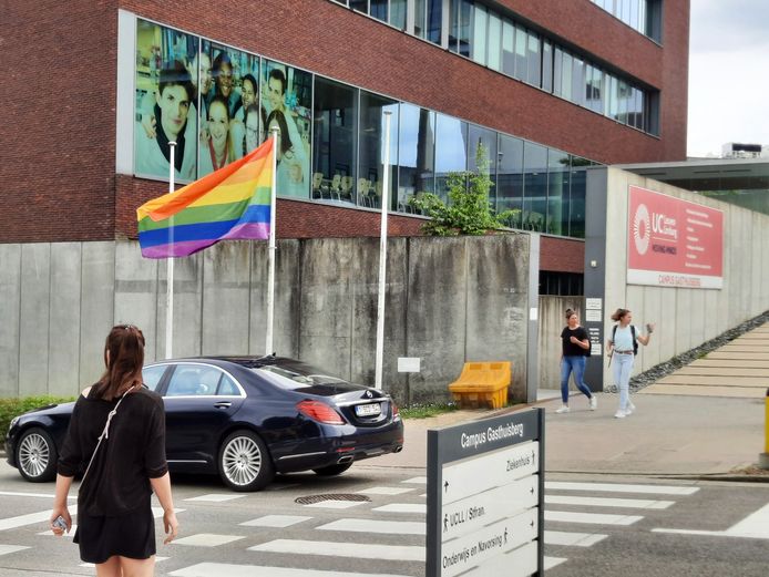 Regenboogvlag aan campus Gasthuisberg