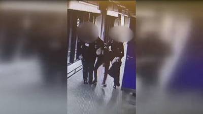 Politieagent gefilmd terwijl hij geboeide arrestant in het gezicht slaat op luchthaven Charleroi: “Onderzoek geopend”