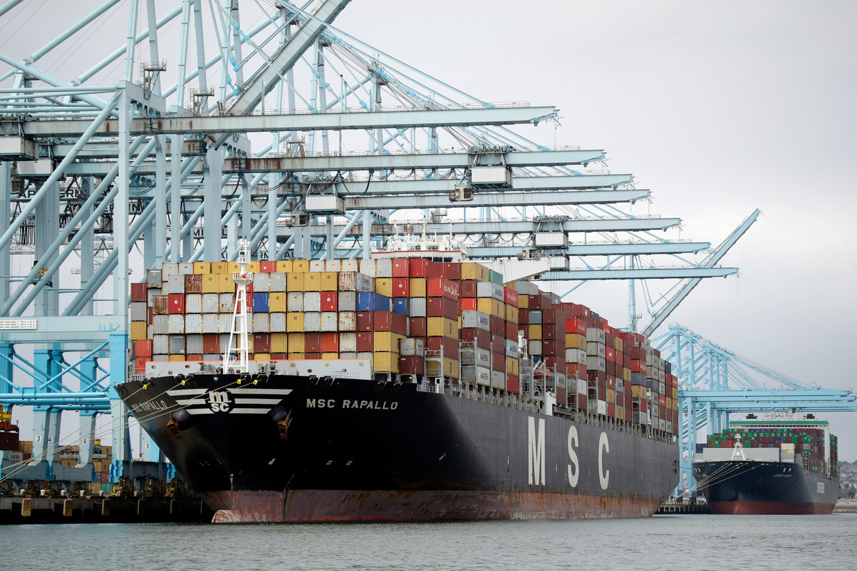 Vrachtschip in de haven van Los Angeles. Beeld AP
