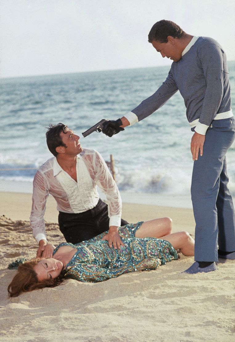 James Bond (’tussenpaus’ George Lazenby; midden) en Contessa Teresa di Vicenzo (Diana Rigg) in de penarie in On Her Majesty’s Secret Service (1969).  Beeld Getty Images